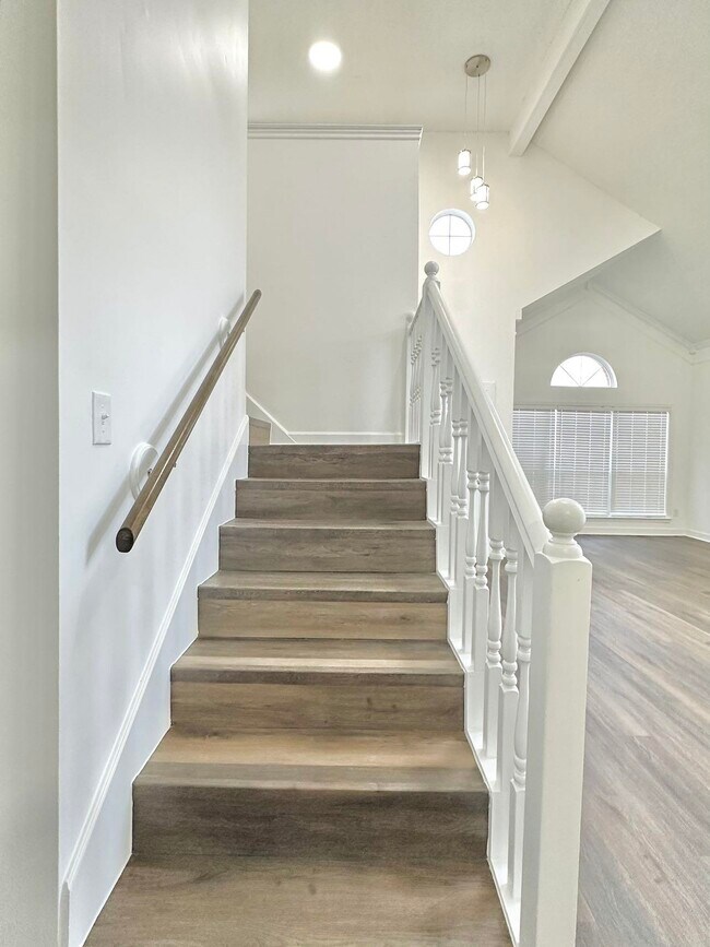Building Photo - 5445 Pine Oak Ln