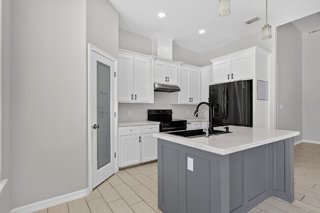 Building Photo - 140 Spanish Oak Dr