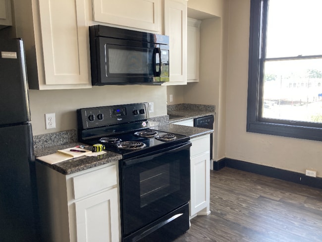 Building Photo - 301 N Austin St