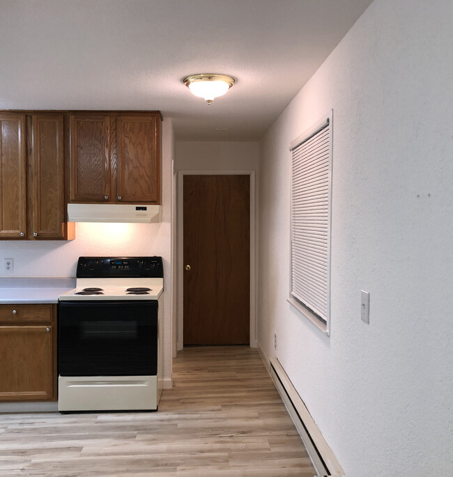 núm. D Corredor que conduce al baño y habitación - 130 Maple Ave