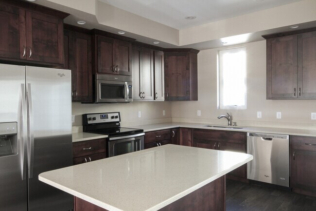Building Photo - Stunning Luxury Townhome 1-block from Lega...