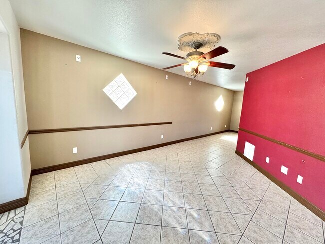 Foto del edificio - 210 Leon Ave