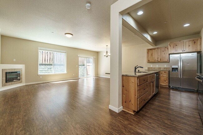 Foto del edificio - ASK ABOUT OUR AUGUST MOVE IN SPECIAL: Spac...