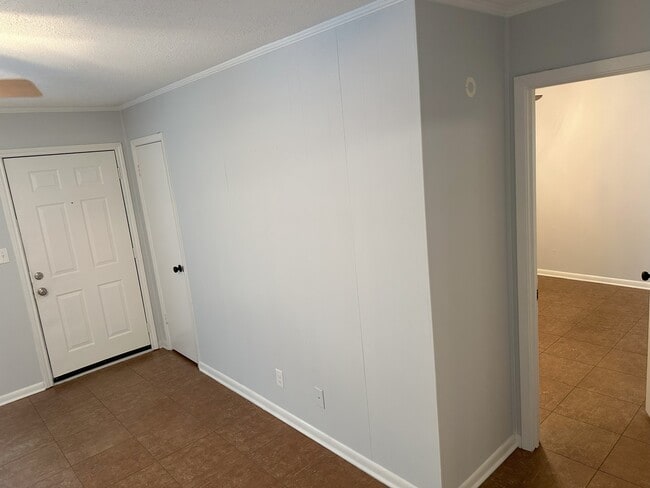 Building Photo - 216 Wedgewood St