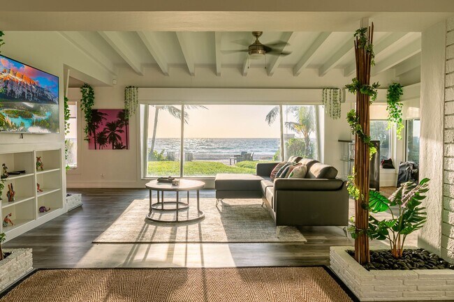 Building Photo - Spectacular 2/2 Beachfront Short Term Rental