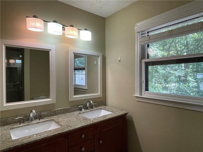 Building Photo - 3943 Everett Ct