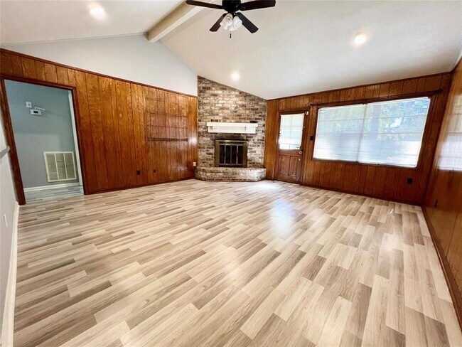 Building Photo - 422 Gamewood Dr