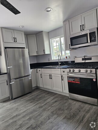 Building Photo - 14018 Runnymede St