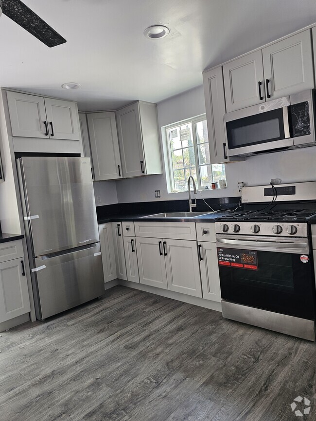 Building Photo - 14018 Runnymede St