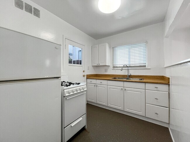 Building Photo - Spacious Studio - Steps to the Sand
