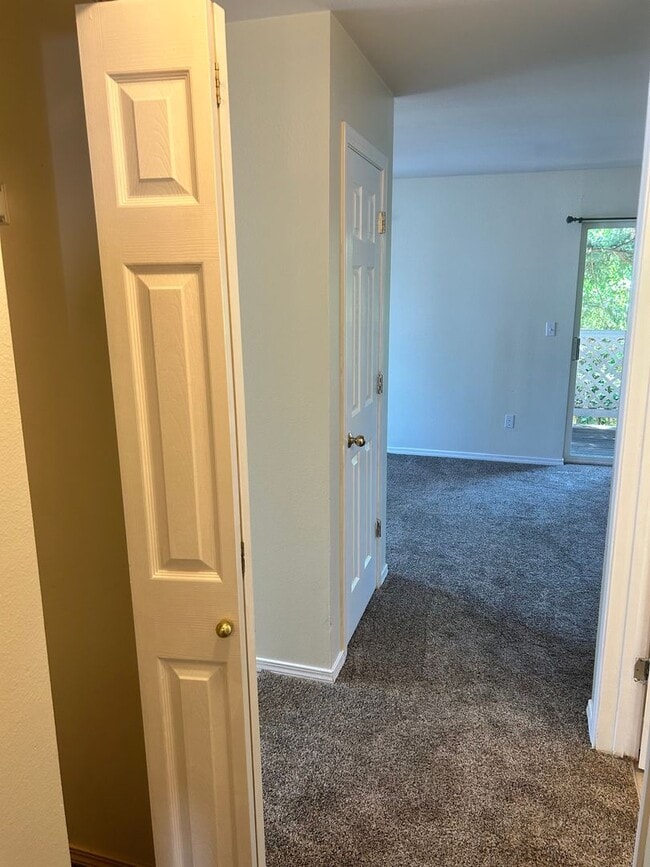 Building Photo - 2713 W Maplewood Condo