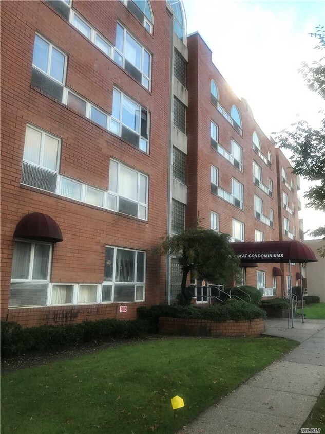 205 Mineola Blvd Unit 5F, Mineola, NY 11501 Condo for Rent in Mineola