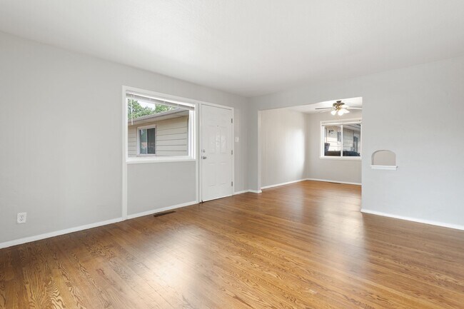 Building Photo - 1409 Custer Ave
