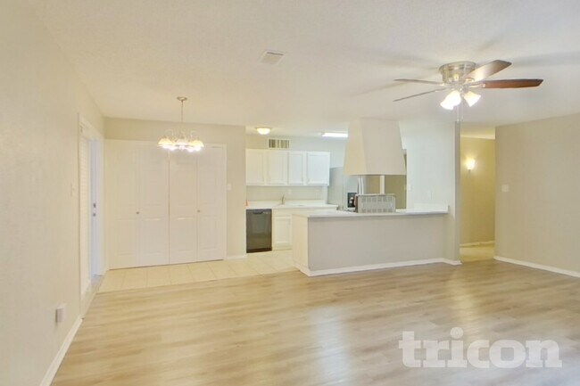 Building Photo - 7309 Hedge Dr
