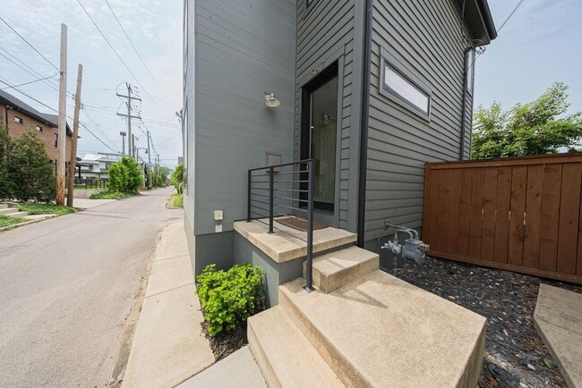Building Photo - 567 Lathrop St