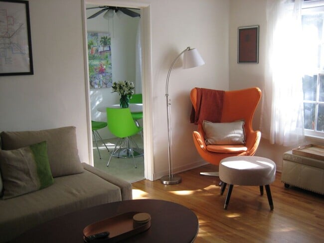 Foto del edificio - 7923 Norton Ave