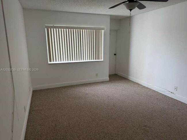 Building Photo - 140 Lakeview Dr