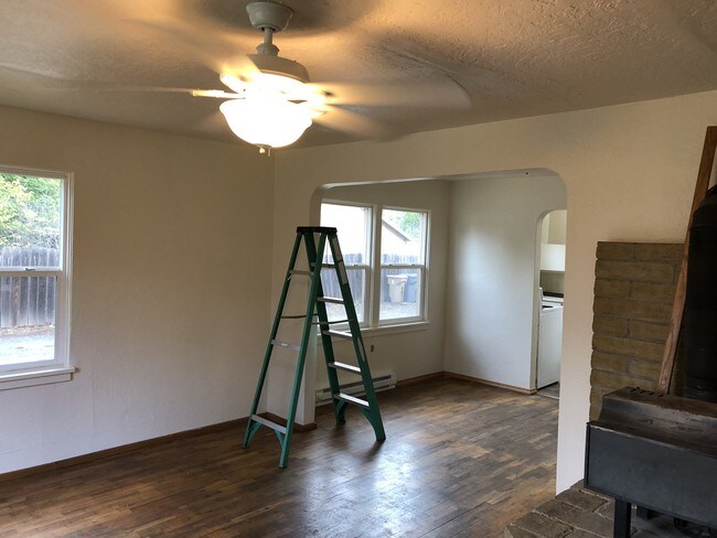 Building Photo - 1301 Oak View Dr