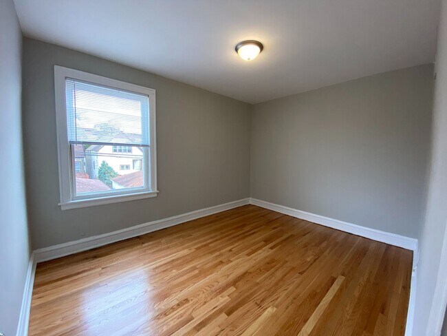 Building Photo - 2425 N Tripp Ave