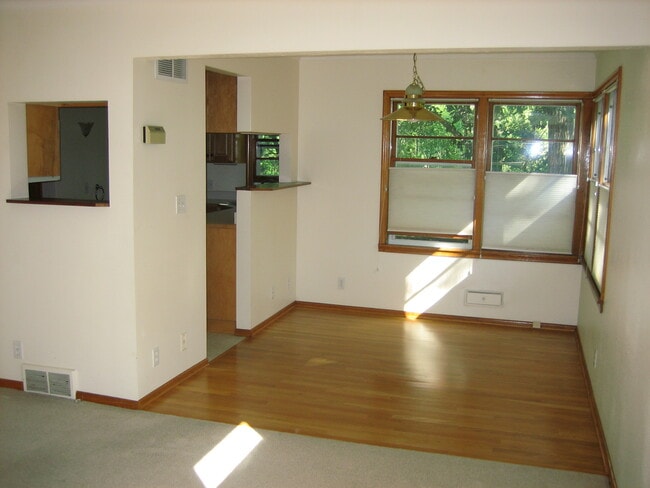 Building Photo - 2541 Burnham Rd