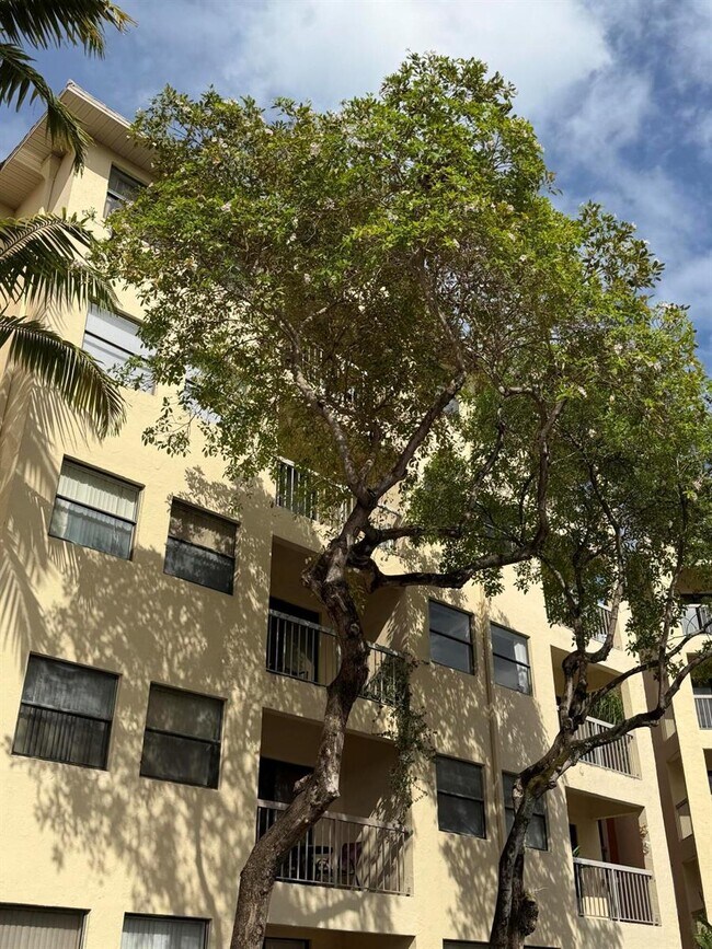 Foto del edificio - 8343 Lake Dr