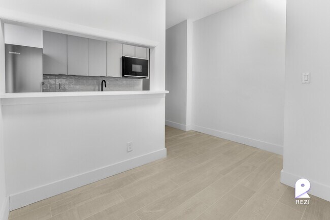 Building Photo - 305 E 75th St