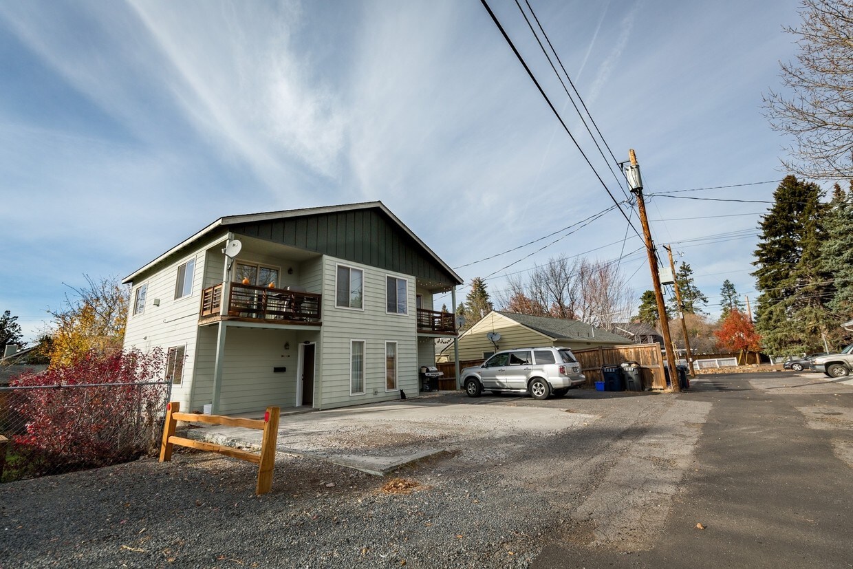 Building Photo - Riverside Triplex