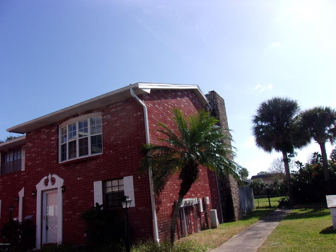 2250 S Palmetto Ave Unit J5, South Daytona, FL 32119 Condo for Rent