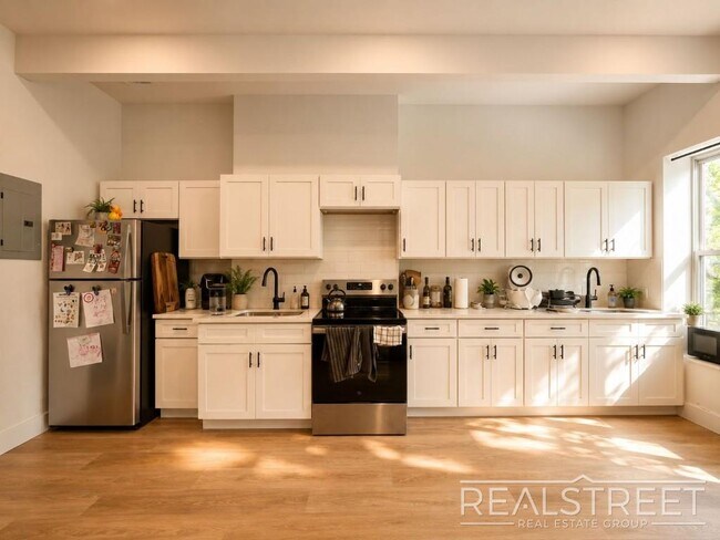 Foto del edificio - Top Floor 2 Bed in Renovated Brownstone with Washer/Dryer, Split AC & Tall Ceilings
