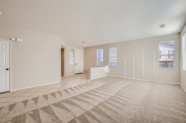 Foto del edificio - 4 BD/3 Ba Home with Three car attached gar...