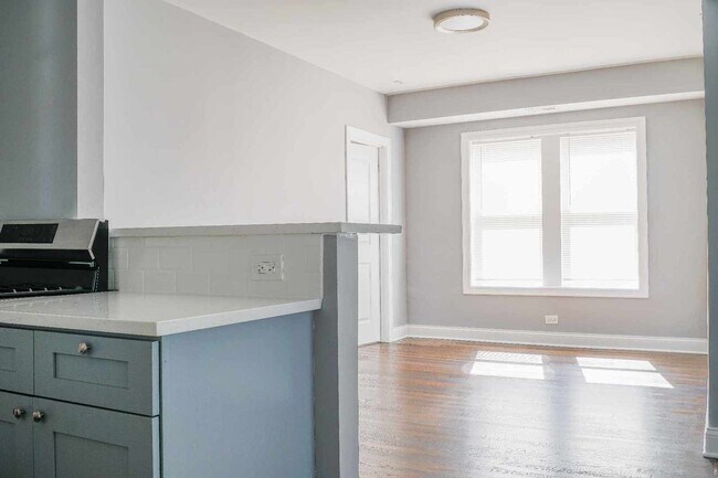 Foto del edificio - 5055 W Waveland Ave