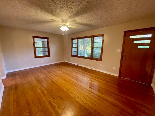 Building Photo - 2106 Railview Rd