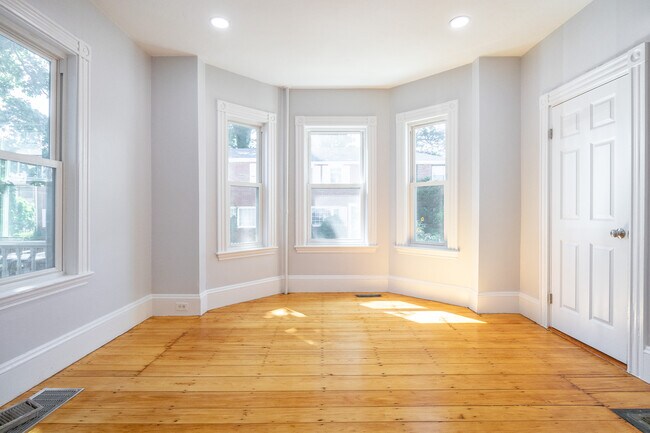 Building Photo - 40 Custer St