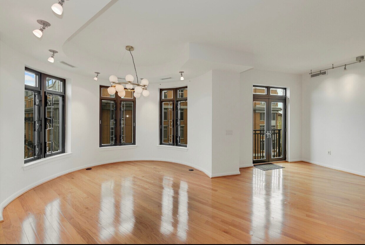 Primary Photo - 1390 Kenyon St NW
