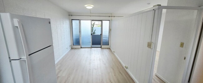 Building Photo - 909 University Ave