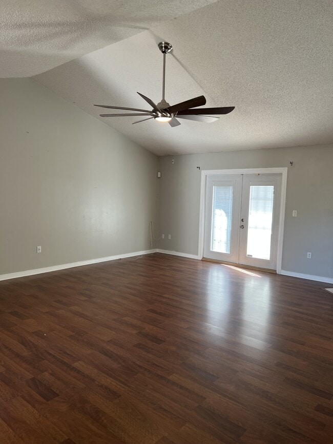 Building Photo - 160 Nicole Ln