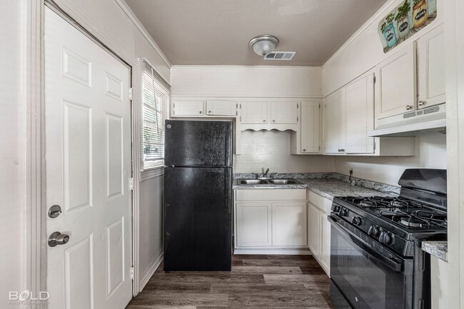 Building Photo - 3920 Huston St