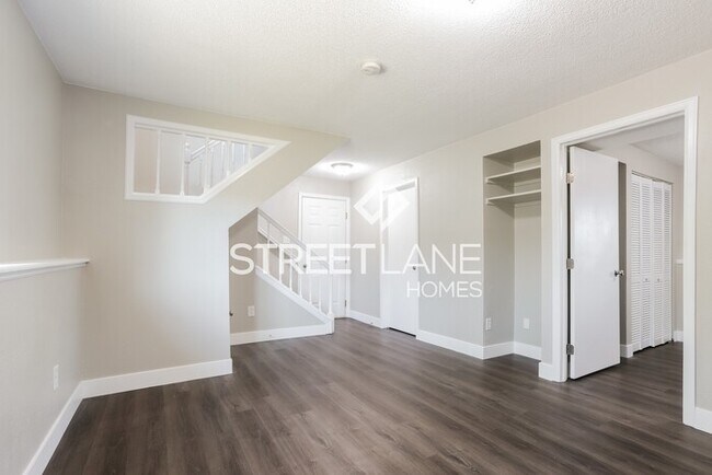 Building Photo - Beautiful 3 Bedroom 2 Bathroom Home in Aur...
