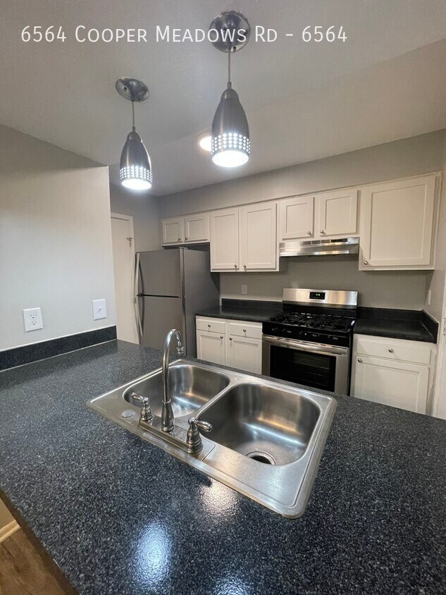 Foto principal - Updated 2 bed / 2.5 bath Townhome
