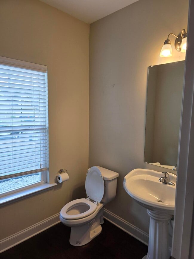 Building Photo - 1338 York Dr