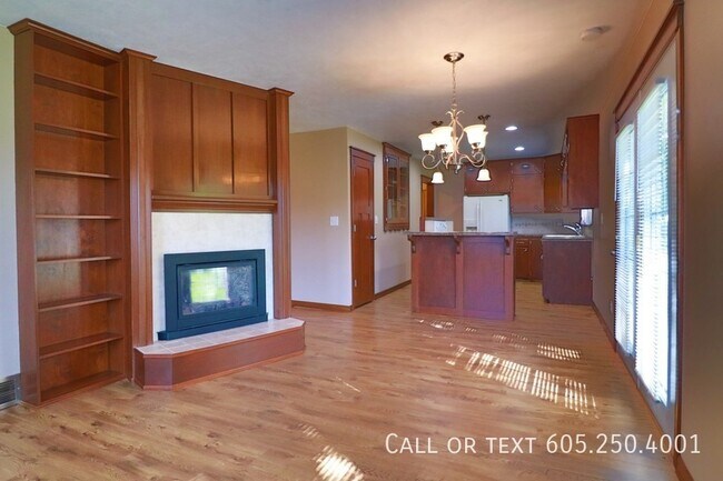 Building Photo - Spacious 3 Bed 2 Bath Home