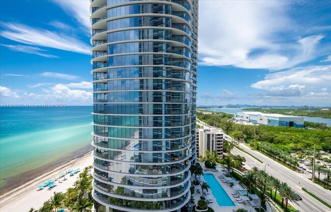 Foto del edificio - 15811 Collins Ave