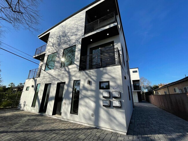Foto del edificio - 6345 Farmdale Ave