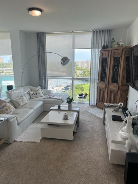 Foto del edificio - 7900 Harbor Island Dr