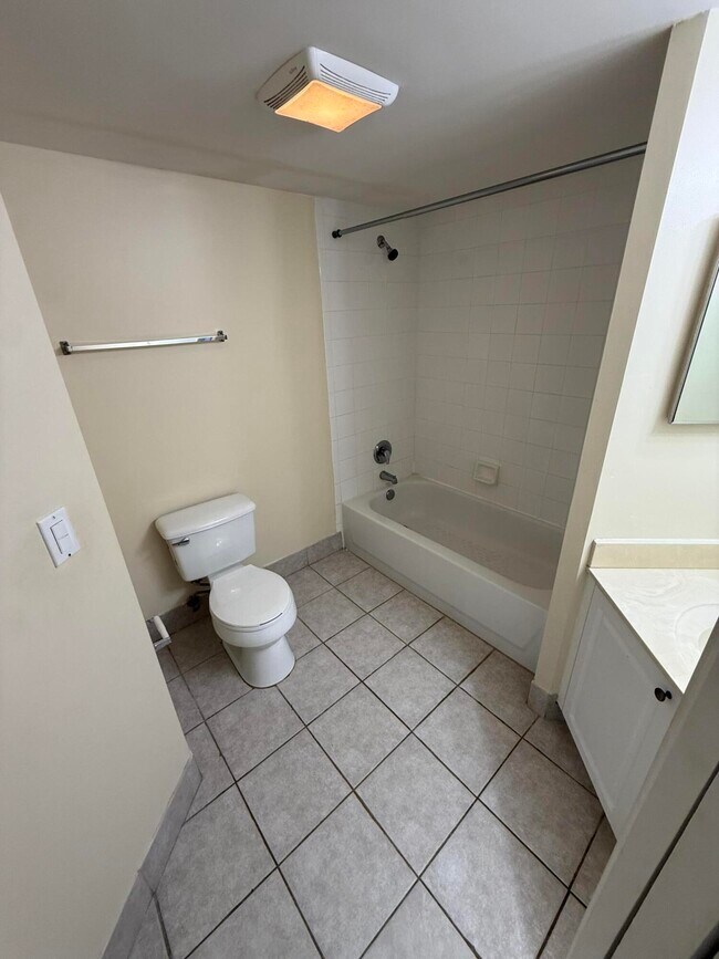 Foto del edificio - 1100 Crestwood Ct S