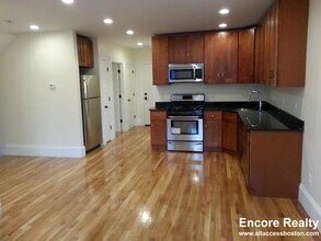 Building Photo - 84 Linden St