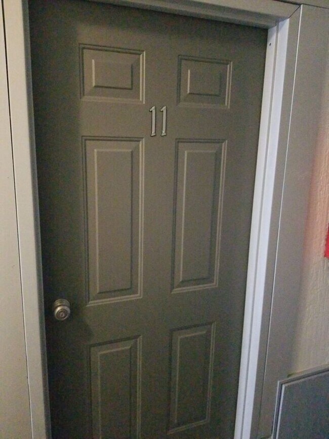 Building Photo - Newly Renovated 2 Bedroom Apartment