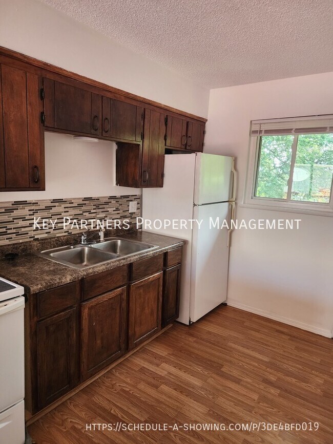 Building Photo - 128 Warner Ave