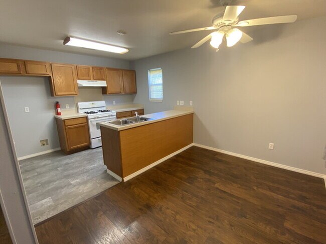 Building Photo - "Cozy 3-Bed Oasis with 2 Baths in Vibrant ...