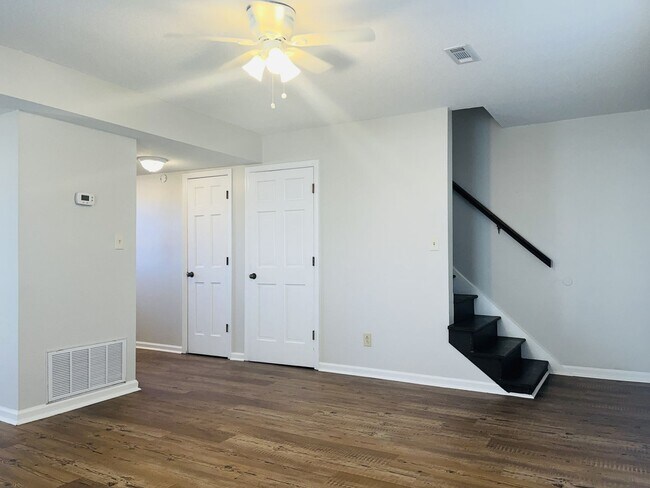 Building Photo - 17 Curran Ave